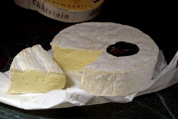 【食べやすい】カマンベールだけじゃない！魅力的な白カビチーズ5種類【きれい】